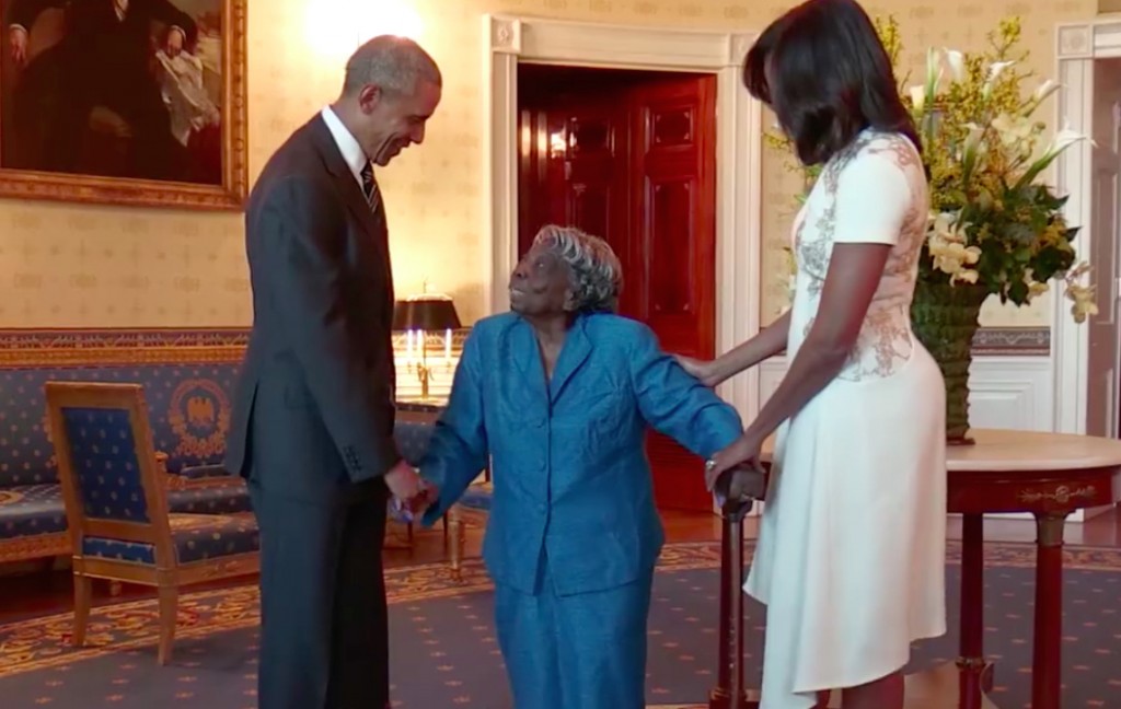 Barack Obama e Michelle Obama recebem Virginia McLaurin, americana de 106 anos que sonhava conhecer o casal