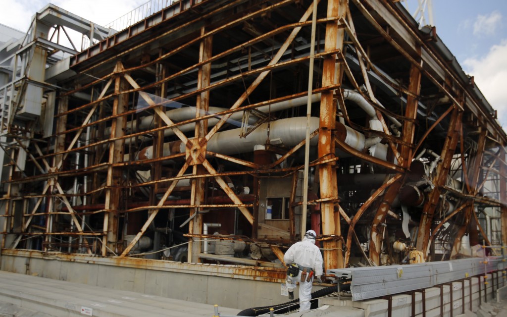 Trabalhador de Fukushima perto do reator 3 do complexo, que foi severamente danificado em 2011