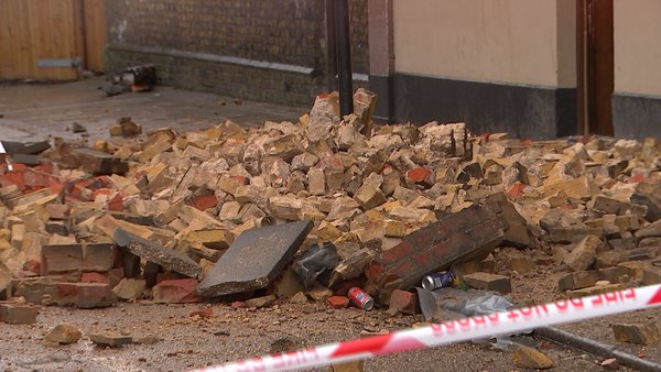 Telhado de pub em Londres foi destruído pelos ventos fortes (Foto: ITV / Reprodução)