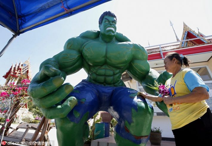 Templo budista exibe bonecos de super-heróis para atrair crianças e adolescentes