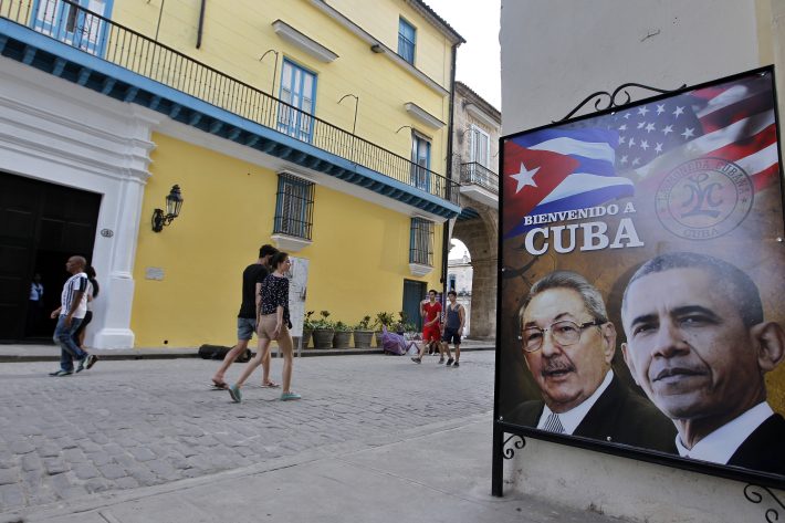 Imagem mostra Obama ao lado de Raúl Castro, com as bandeiras americana e cubana ao fundo