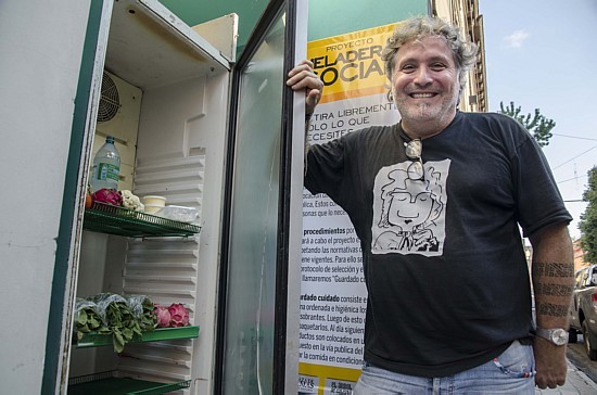 Fernando Ríos mostra geladeira comunitária - Foto: PALOMA CORTÉS AYUSA / EFE