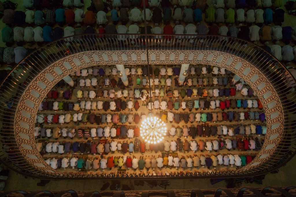 Muçulmanos fazem orações durante Eid al-Adha, a Festa do Sacrifício (Foto: AFP PHOTO)
