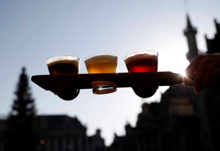 Copos de cerveja nas cores da bandeira belga em Bruxelas (REUTERS/Francois Lenoir)