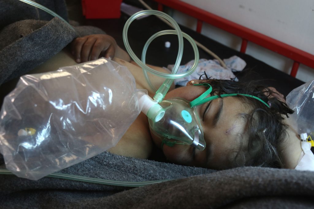 Diversas crianças ficaram feridas no suposto ataque químico no norte da Síria (Foto: AFP PHOTO / Mohamed al-Bakour)
