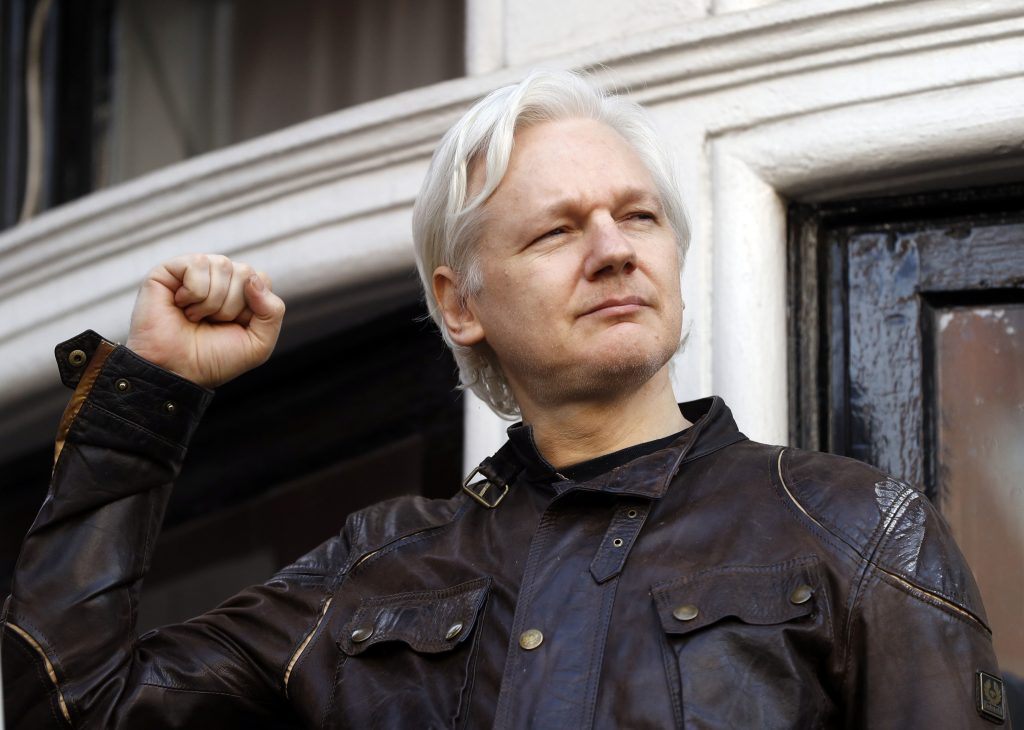 Polícia britânica prometeu prender Julian Assange por ter violado as determinações de sua liberdade condicional quando se refugiou na embaixada do Equador em Londres (Foto: AP Photo/Frank Augstein)