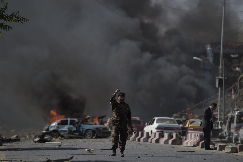 Atentado com caminhão-bomba em Cabul deixou dezenas de mortos e centenas de feridos (AFP PHOTO / SHAH MARAI)
