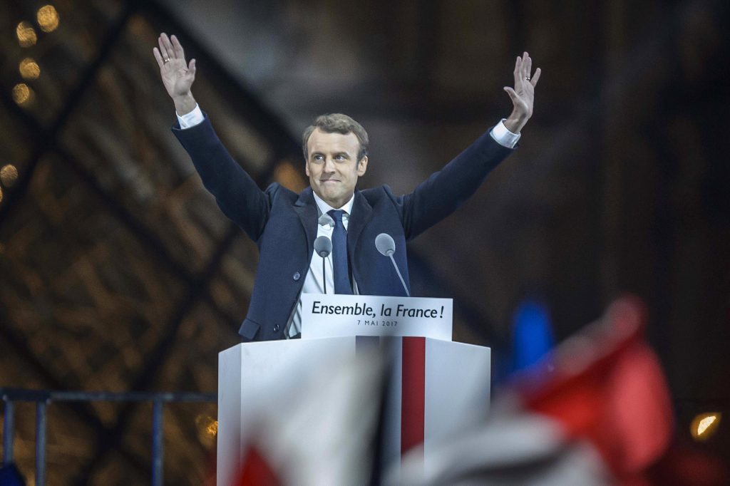 Emmanuel Macron cumprimenta eleitores na festa da vitória nos arredores do Museu do Louvre, em Paris; novo presidente francês assumirá Palácio do Eliseu com série de desafios (EFE/EPA/CHRISTOPHE PETIT TESSON)