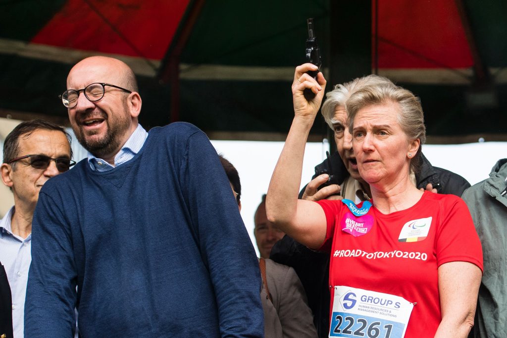 A princesa Astrid, irmã do rei belga Philippe, foi encarregada de indicar, com uma pistola de partida, o início de uma corrida de resistência de 20 km em Bruxelas (Foto: AFP PHOTO / LAURIE DIEFFEMBACQ)