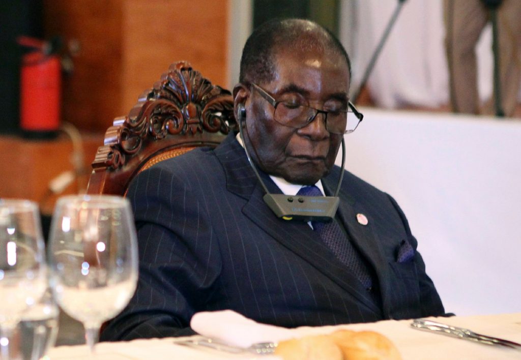 Presidente do Zimbábue, Robert Mugabe, costuma ser flagrado cochilando em alguns eventos (Foto: AFP PHOTO / SEBASTIEN RIEUSSEC)