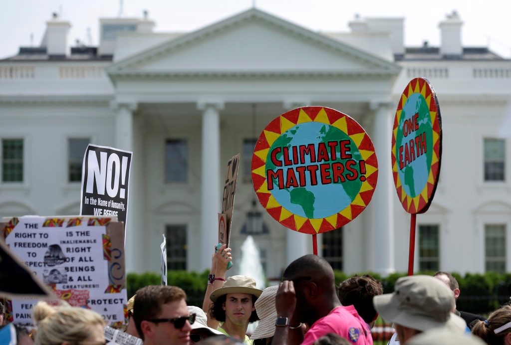Multidão protesta na frente da Casa Branca, em Washington, contra a possibilidade de os EUA deixarem o Acordo de Paris sobre o clima (REUTERS/Joshua Roberts)