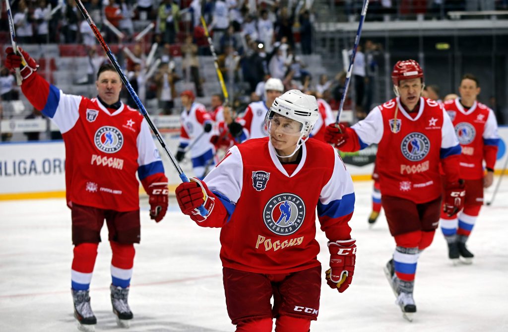 O presidente russo, Vladimir Putin, marcou 7 gols e foi destaque de jogo beneficente de hóquei no gelo (AFP PHOTO / POOL / YURI KOCHETKOV)