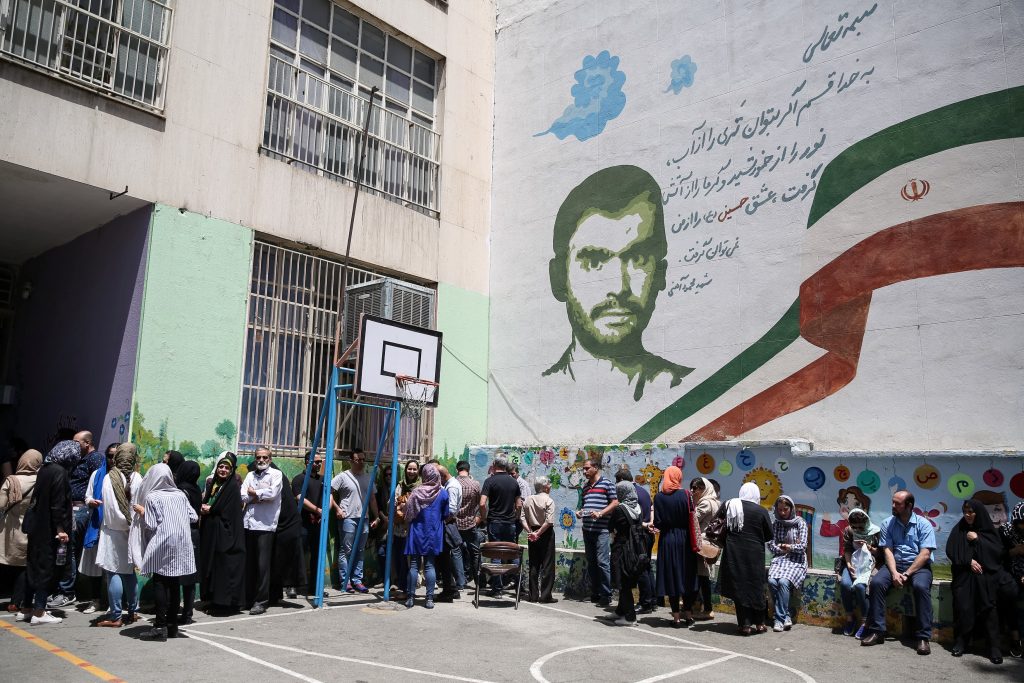 Na capital Teerã, eleitores aguardam em fila para votar na eleição presidencial (TIMA via REUTERS)