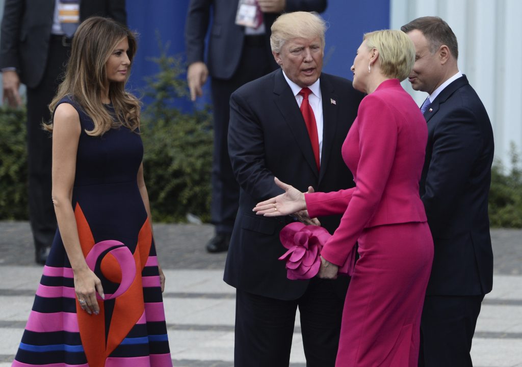 Ao estender a mão para Agata Kornhauser-Duda, Trump foi ignorado por ela, que preferiu cumprimentar Melania primeiro (Foto: AP Photo/Alik Keplicz)