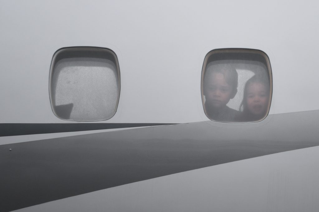 George e Charlotte chamaram mais atenção na visita à Polônia do que seus pais (Foto: AFP PHOTO / PAP / BARTLOMIEJ ZBOROWSKI)
