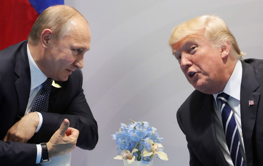 Putin (E) e Trump se reúnem em Hamburgo nesta sexta-feira, 6, à margem da cúpula do G-20 (AFP PHOTO / SPUTNIK / Mikhail KLIMENTIEV)