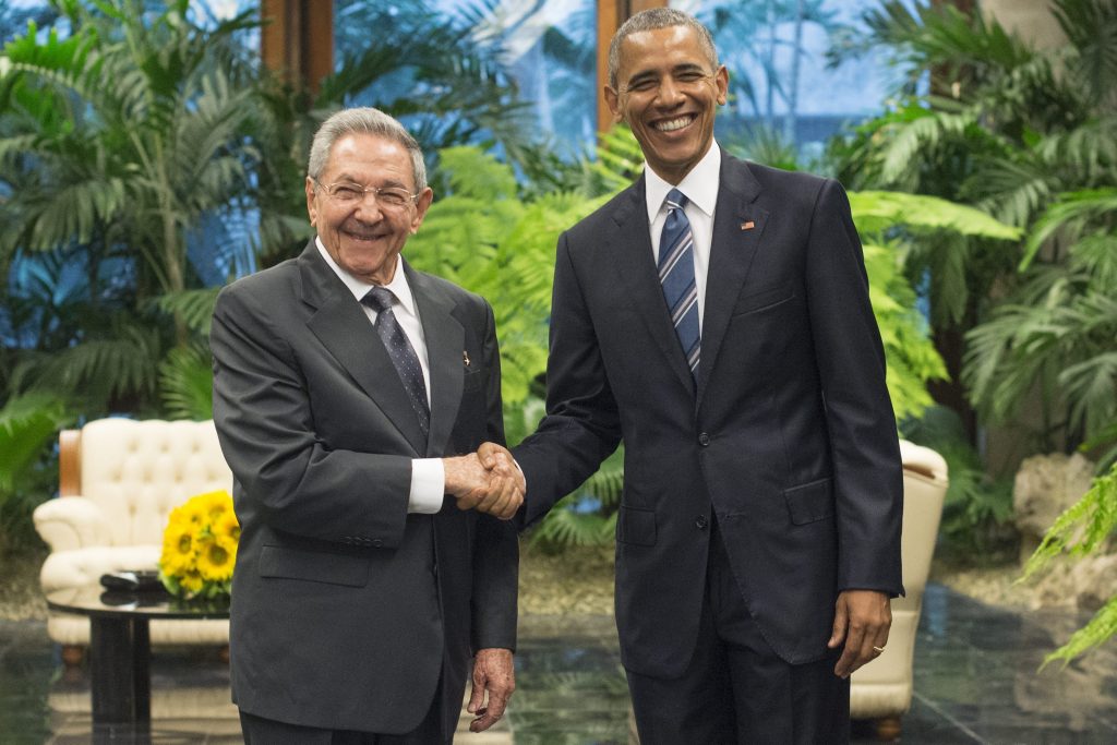 Raúl Castro e Barack Obama se cumprimentam no Palácio da Revolução, em Havana, durante visita histórica do presidente americano à ilha (EFE/Michael Reynolds)
