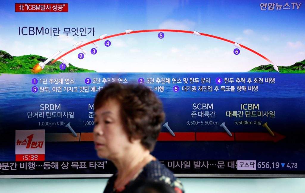 Emissora sul-coreana exibe projeção do míssil testado pela Coreia do Norte nesta terça-feira (REUTERS/Kim Hong-Ji)