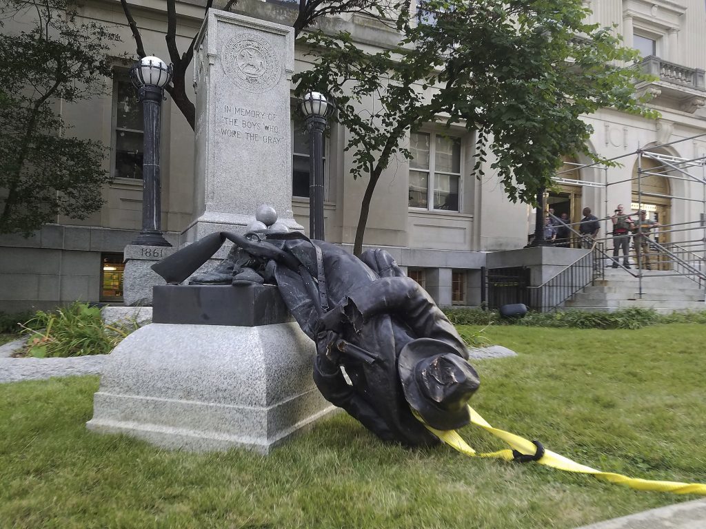 A estátua de um soldado confederado em frente ao Tribunal de Justiça de Durham foi derrubada por manifestantes no dia 14 de agosto (Foto: Virginia Bridges/The Herald-Sun via AP)