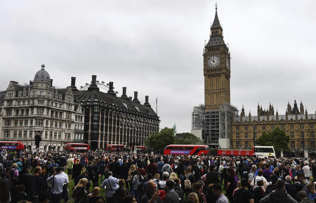 Centenas de pessoas se concentraram diante do Palácio de Westminster para ouvir o famoso toque que marca as horas londrinas (Foto: EFE/Andy Rain)