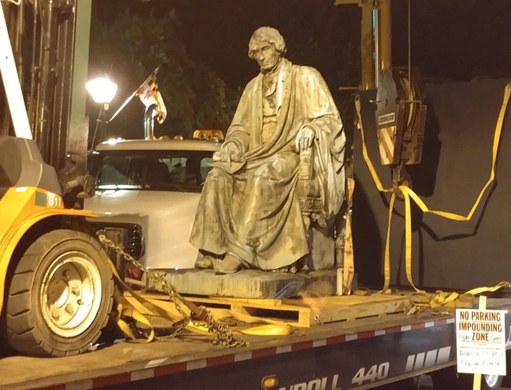 A estátua de Roger Taney foi removida na madrugada no dia 18 agosto (Foto: Handout via REUTERS)