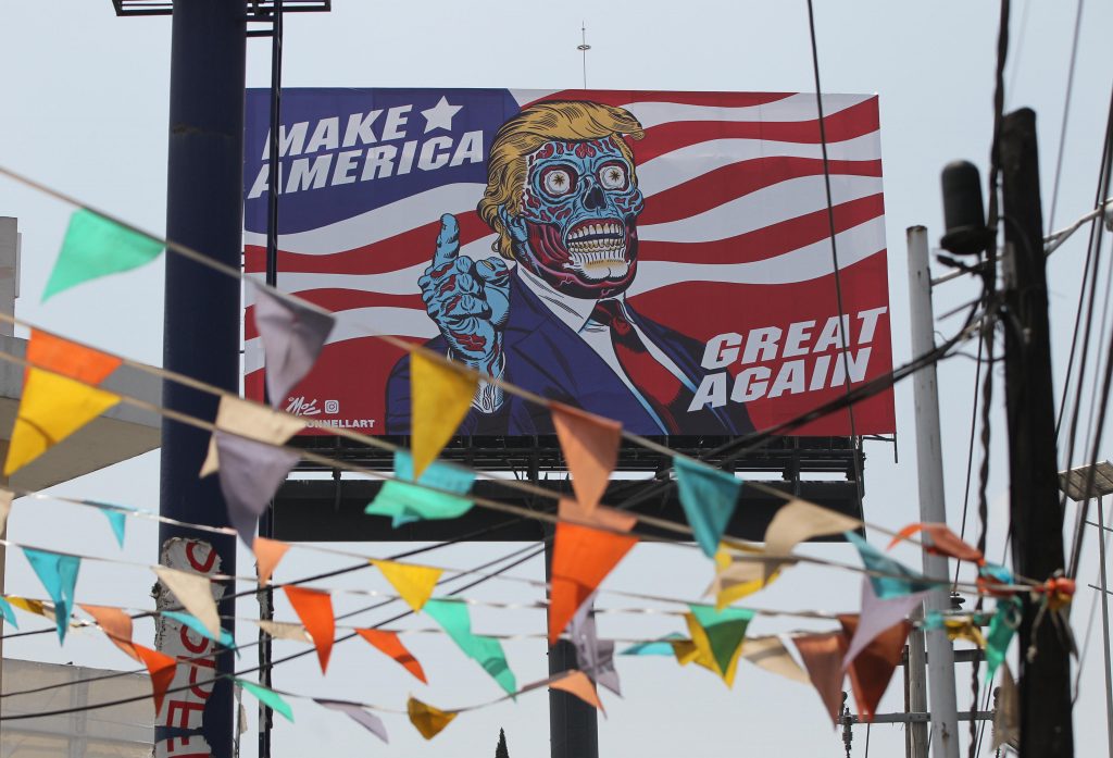 Outdoor em via expressa da Cidade do México com a ilustração do presidente americano como se fosse um alienígena junto a seu slogan 'tornar os Estados Unidos grande de novo' (EFE/Mario Guzman)
