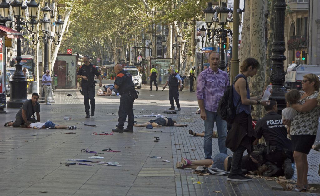 Ao menos 13 pessoas morreram nas Ramblas de Barcelona atropeladas por uma van (EFE/David Armengou)