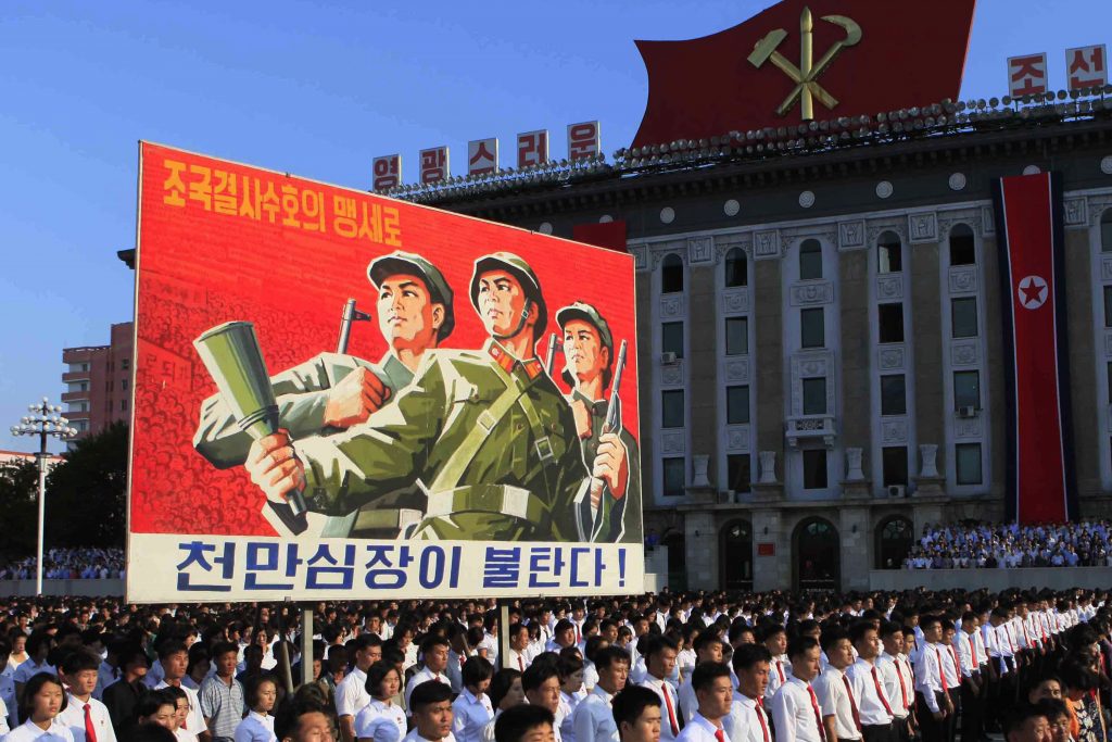 Milhares de norte-coreanos participam em praça de Pyongyang de ato para rejeitar as sanções das Nações Unidas ao país (AP Photo/Jon Chol Jin)