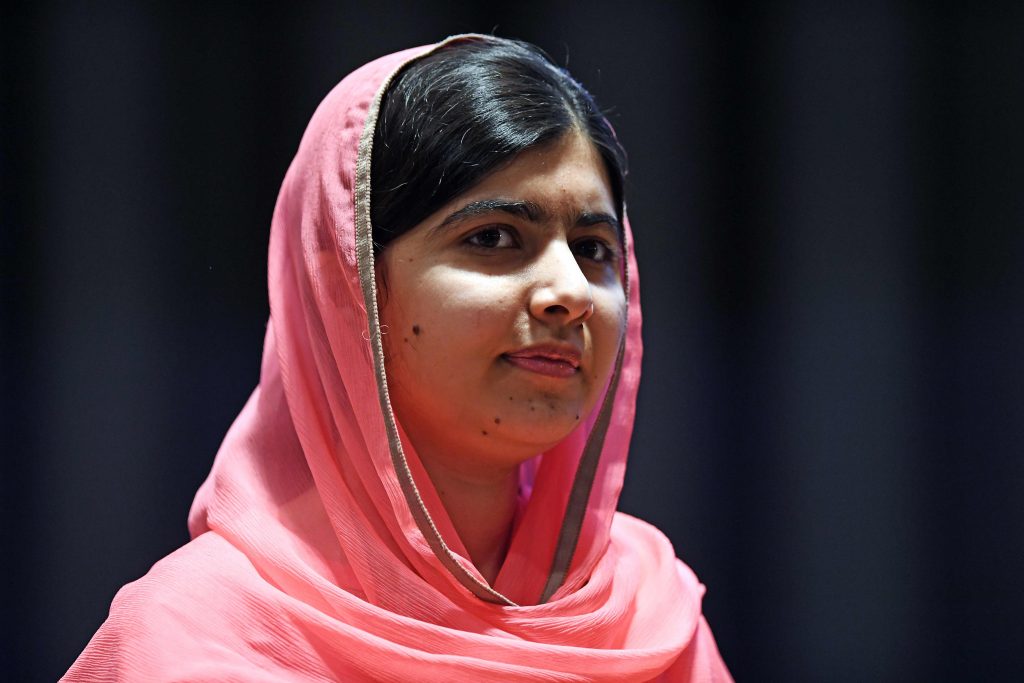 Malala tinha 15 anos quando um taleban atirou em sua cabeça, dentro do ônibus que a levava para a escola no Vale de Swat, no Paquistão (Foto: AFP PHOTO / Jewel SAMAD)