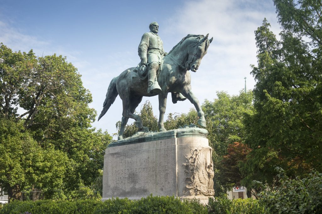 As estátuas de dois generais confederados, Robert E. Lee e Albert Sidney Johnston, foram retiradas no dia 21 de agosto (Foto: Jason Lappa/The New York Times)
