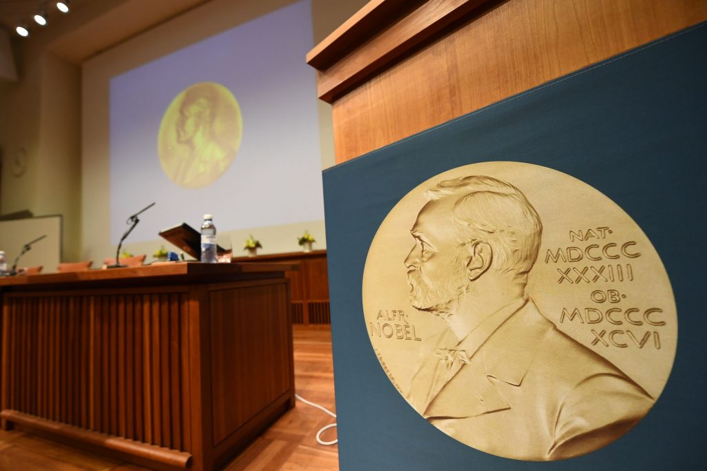 Medalha com o busto de Alfred Nobel em Estocolmo, na Suécia, antes do anúncio do primeiro prêmio de 2017, o Nobel de Medicina (AFP PHOTO / Jonathan NACKSTRAND)