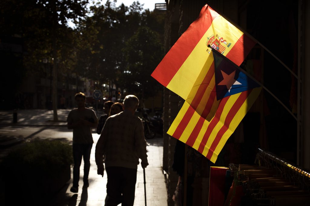 Premiê espanhol disse que acionará o Artigo 155 da Constituição, que autoriza o governo central a dissolver o Parlamento regional, convocar novas eleições e até a cancelar a autonomia administrativa da Catalunha (Foto: AP Photo/Emilio Morenatti)