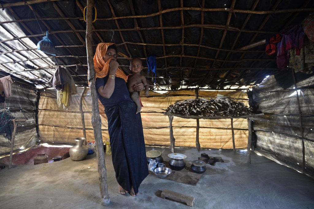 Mais de 600 mil pessoas fugiram para Bangladesh AFP PHOTO / TAUSEEF MUSTAFA