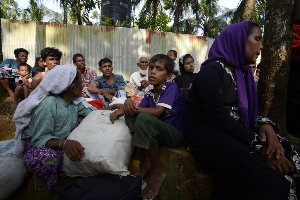  ONG's têm ajudado a cuidar dos refugiados Rohingya / AFP PHOTO / TAUSEEF MUSTAFA
