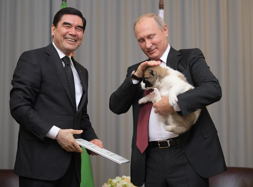 Líder do Turcomenistão (esq.) presenteou Putin com um cachorrinho (Foto: Alexei Druzhinin/Sputnik, Kremlin Pool / AP)