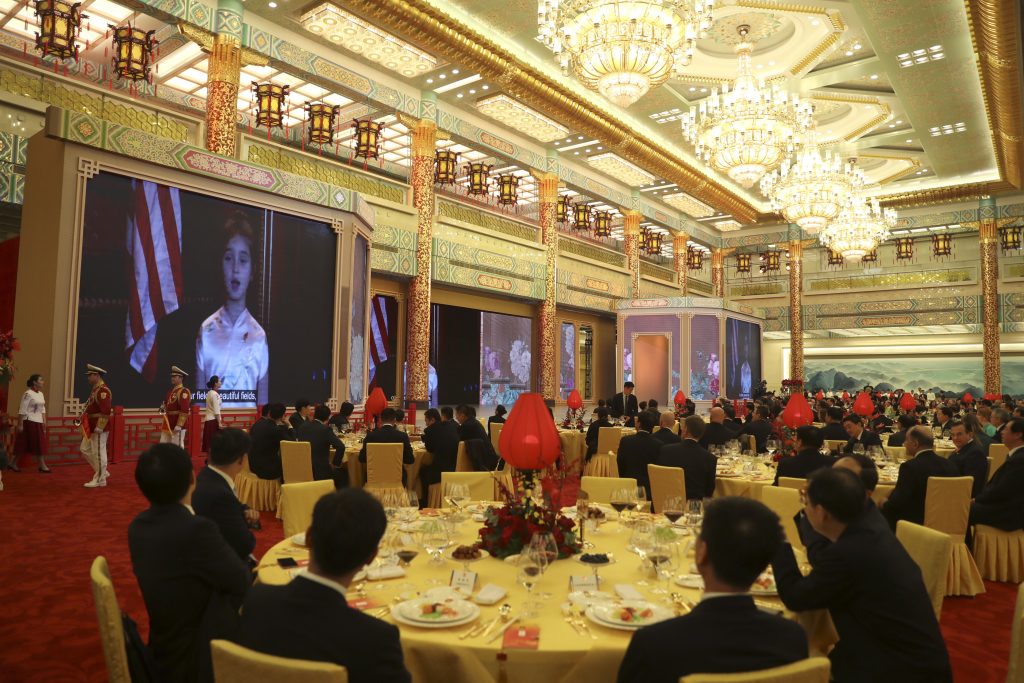 Vídeo da neta de Trump, Arabella, cantando e recitando poemas em mandarim é exibido em jantar oferecido pelo presidente chinês, Xi Jinping (AP Photo/Andrew Harnik)