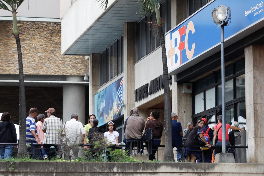Venezuelanos aguardam em fila para sacar dinheiro em caixa automático na capital Caracas (REUTERS/Marco Bello)