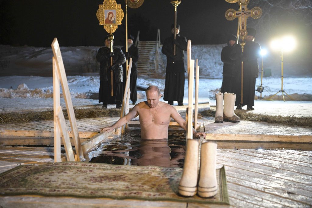 Presidente da Rússia, Vladimir Putin, participa de tradicional ritual da Epifania ortodoxa e mergulha nas águas do lago Seliguer a -5°C (Sputnik/Alexei Druzhinin/Kremlin via REUTERS)