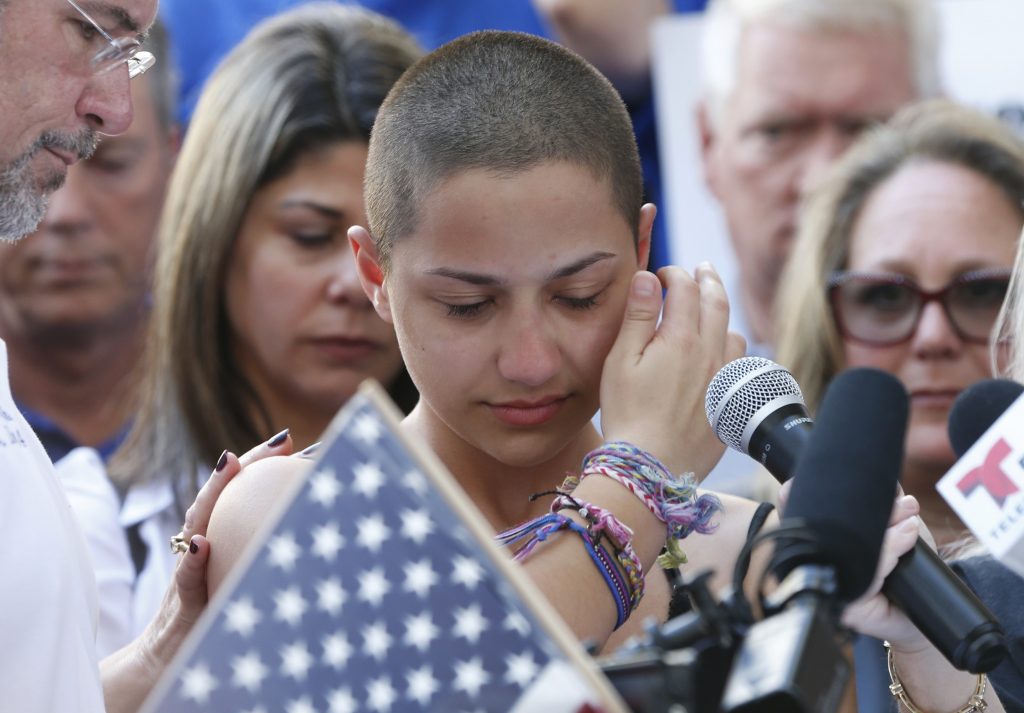 Durante protesto em Fort Lauderdale, Emma González disse ser vergonhosa a relação dos políticos americanos com o lobby pró-armas (AFP PHOTO / RHONA WISE)