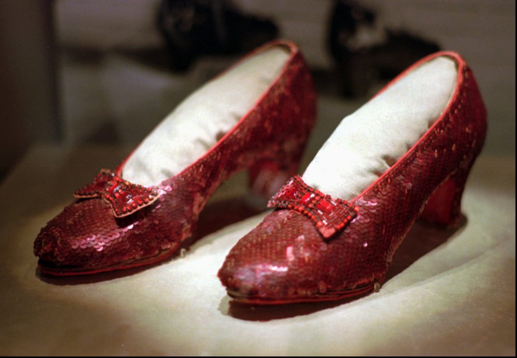FBI recuperou par de sapatos usados por Judy Garland no clássico 'Mágico de Oz' (Foto: AP Photo/Ed Zurga)