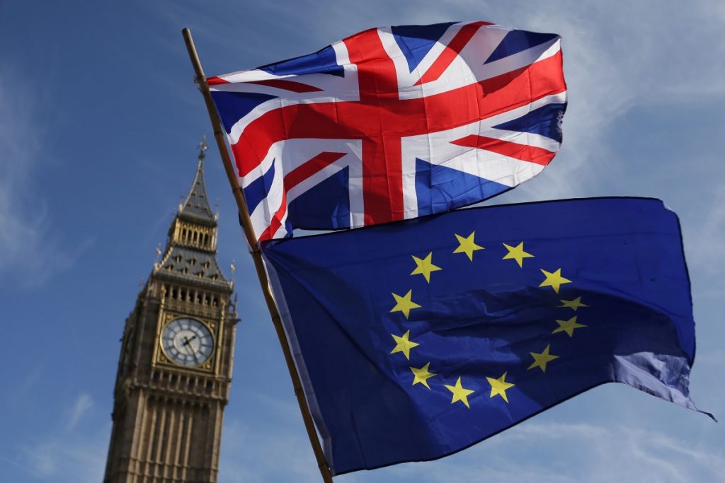 Bandeiras do Reino Unido e da União Europeia com o Parlamento britânico, que será decisivo para o Brexit, ao fundo (Foto: Daniel Leal-Olivas / AFP)