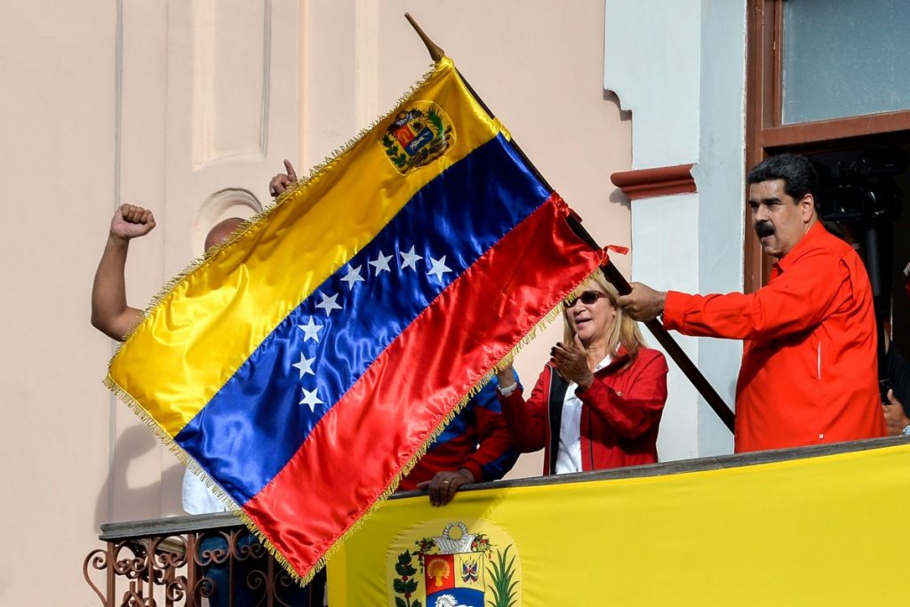 Maduro segura bandeira venezuelana em evento com apoiadores no Palácio de Miraflores (Foto: Luis ROBAYO / AFP)
