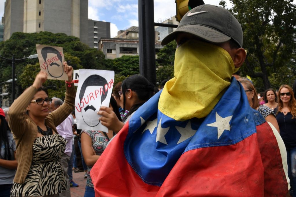 Opositores protestam contra Maduro na Praça Altamira, em Caracas (Yuri CORTEZ / AFP)