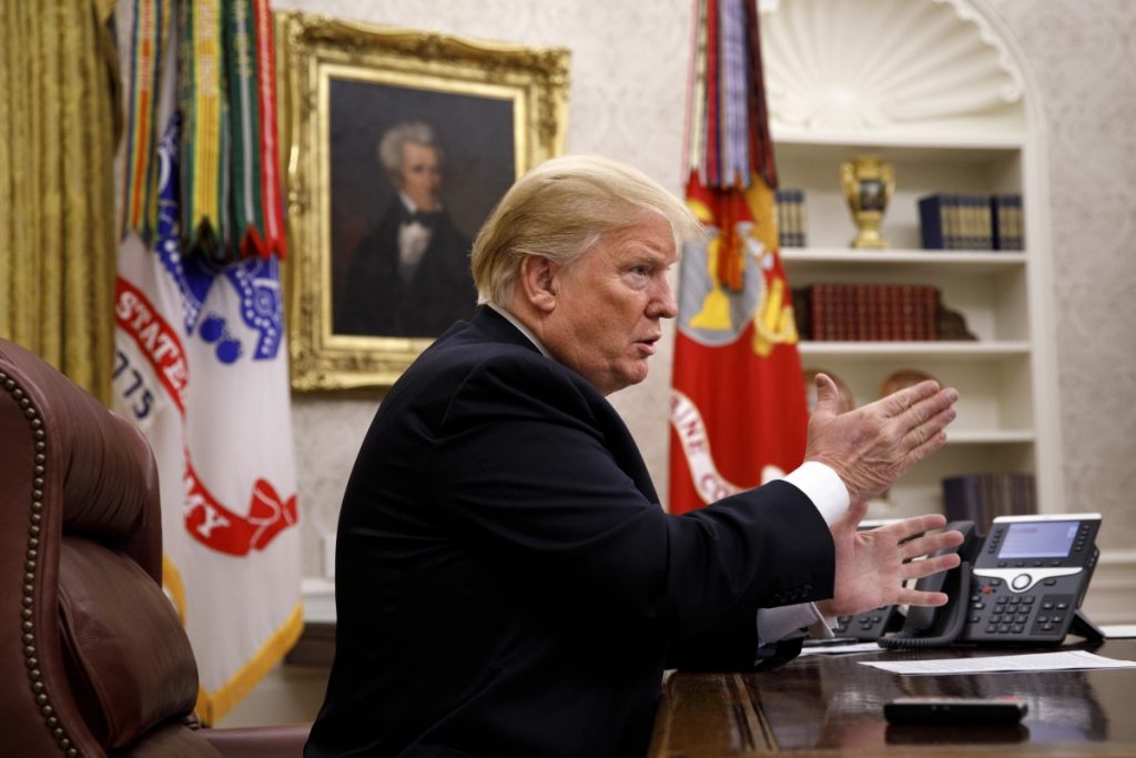 Trump conversa com repórteres do 'New York Times' no Salão Oval da Casa Branca (Tom Brenner/The New York Times)